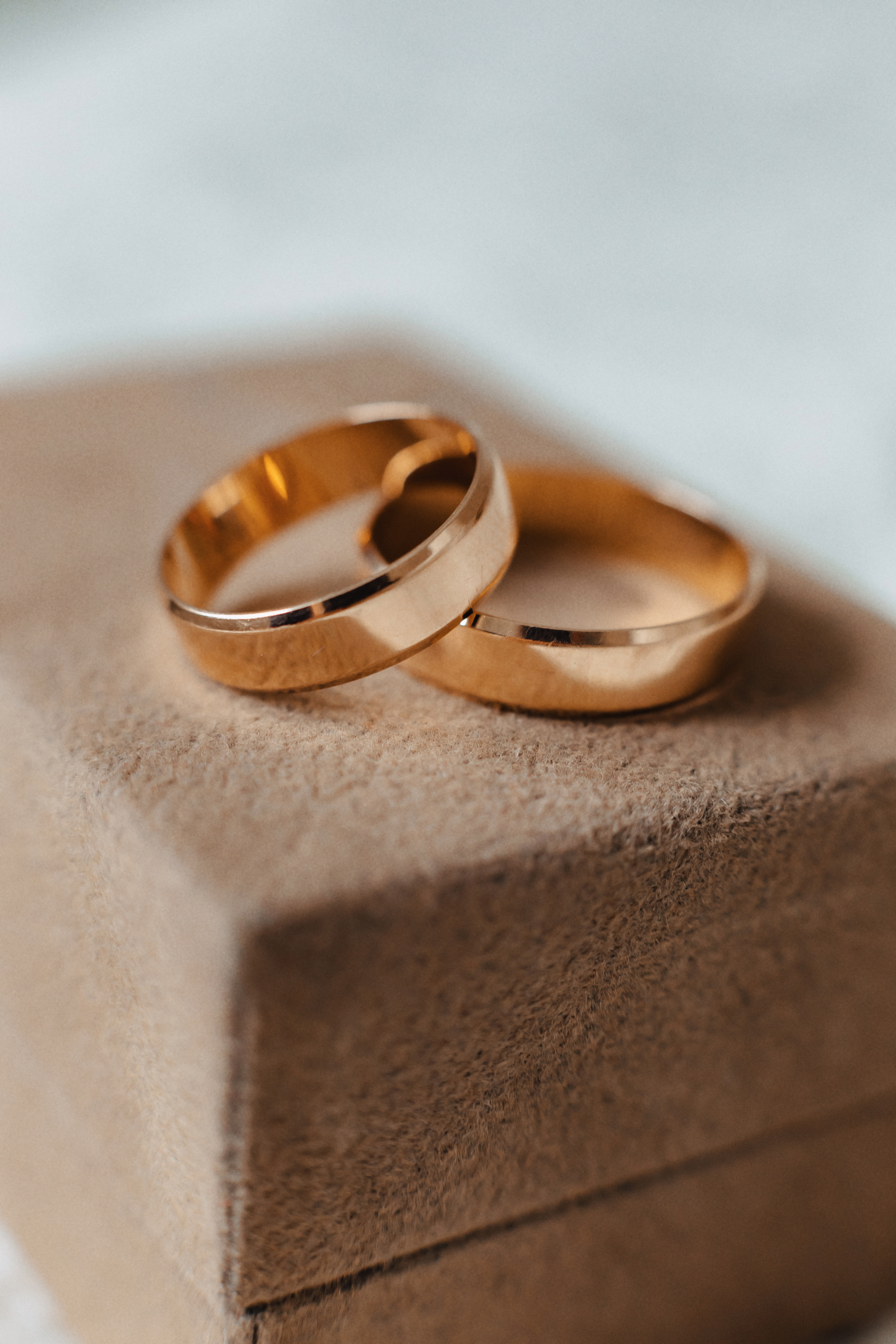 Alianças e anéis de ouro